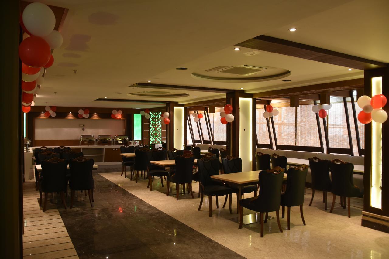Costa Riviera Hotel Varanasi Esterno foto