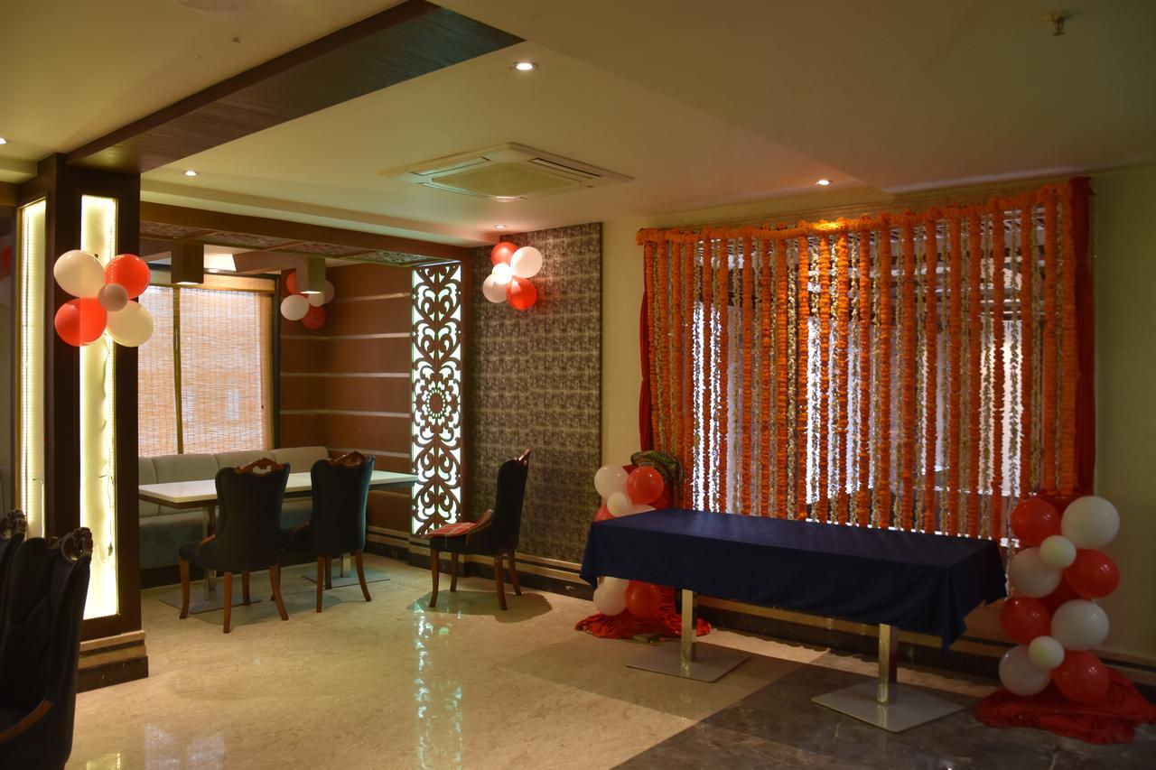 Costa Riviera Hotel Varanasi Esterno foto