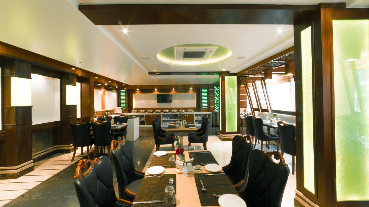 Costa Riviera Hotel Varanasi Esterno foto