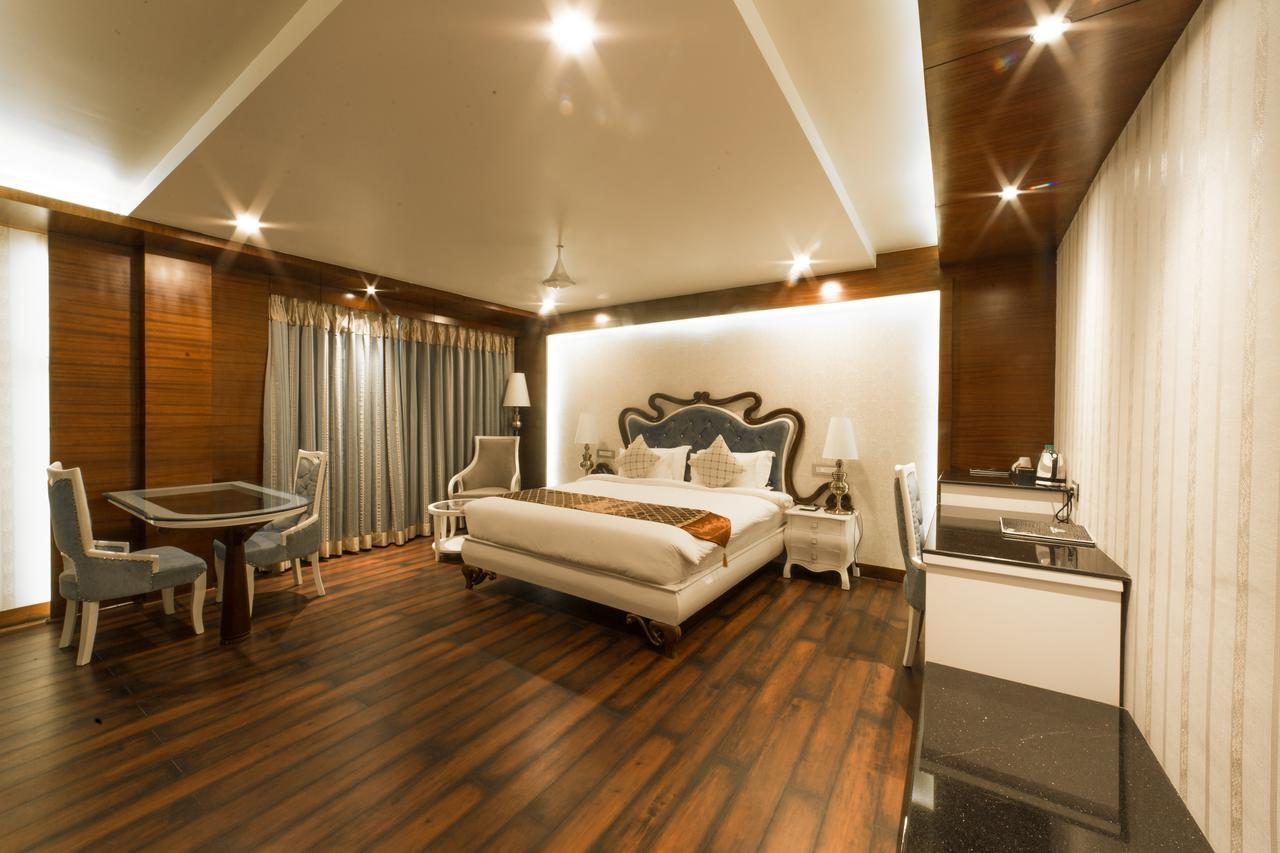 Costa Riviera Hotel Varanasi Esterno foto