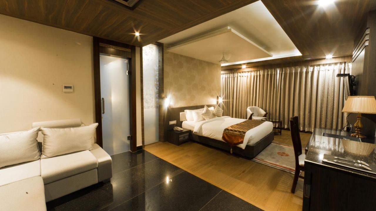 Costa Riviera Hotel Varanasi Esterno foto