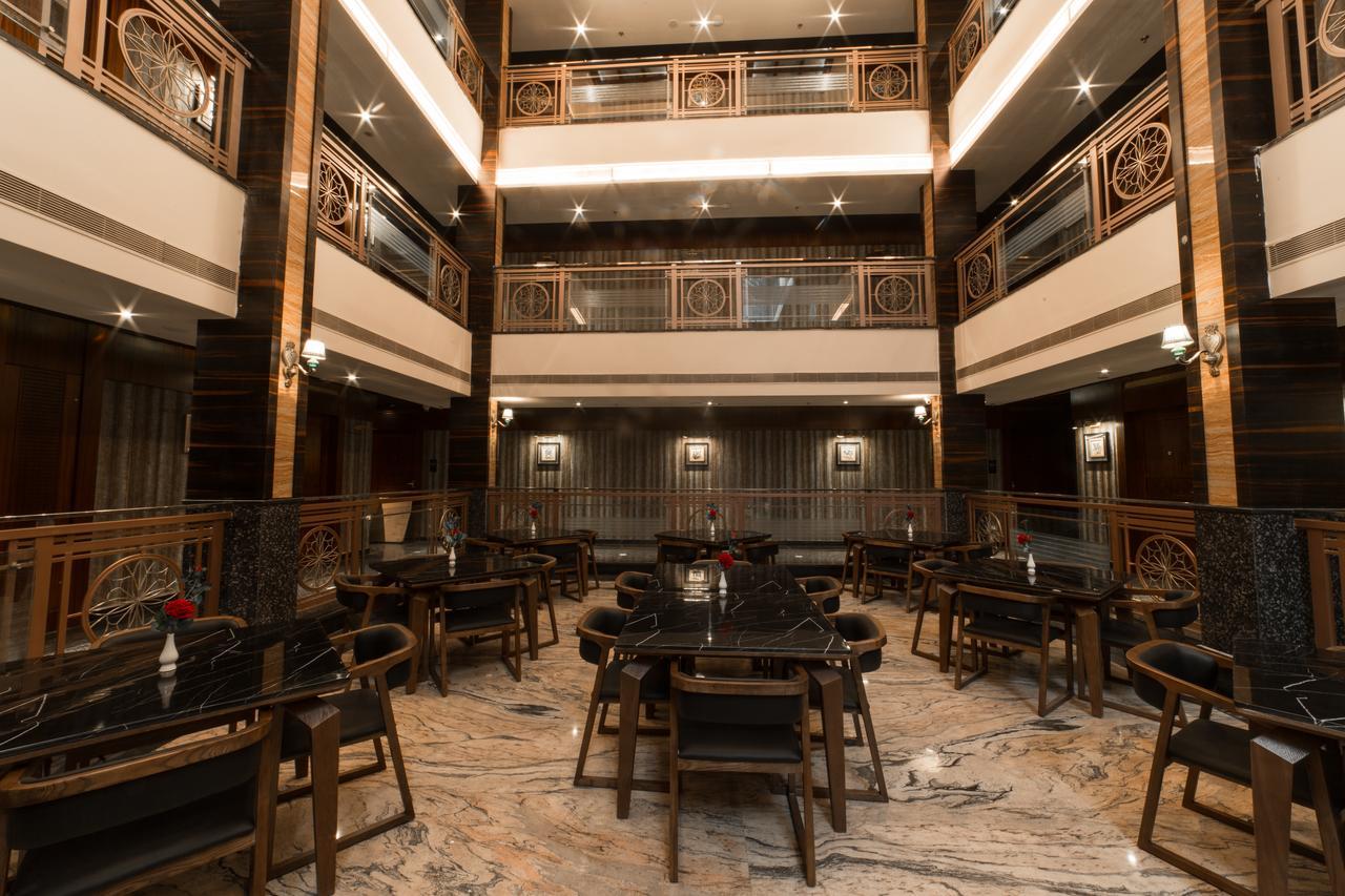 Costa Riviera Hotel Varanasi Esterno foto
