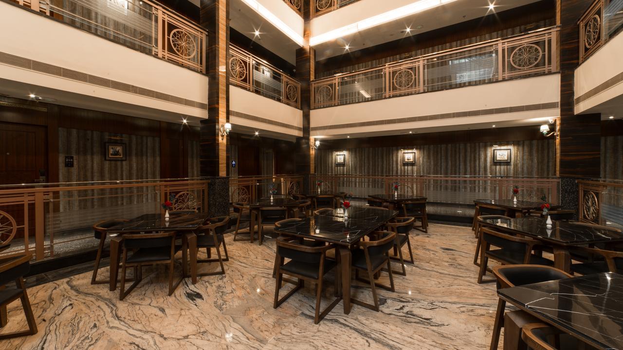 Costa Riviera Hotel Varanasi Esterno foto