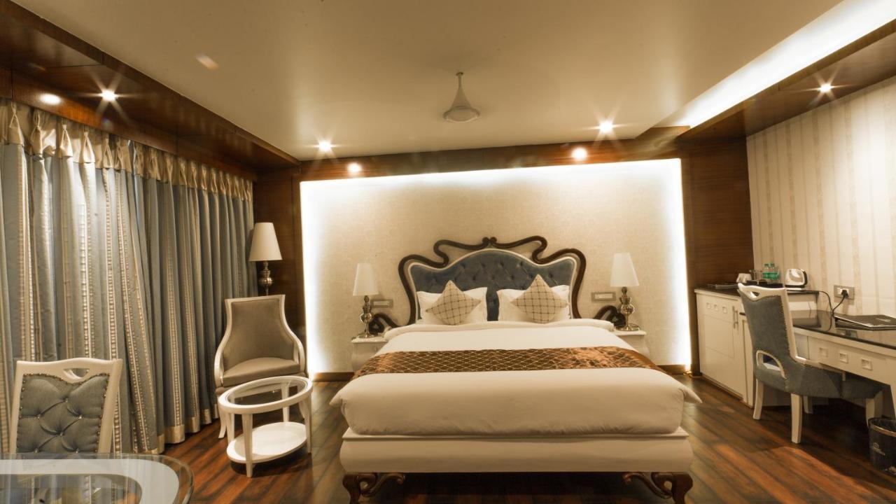 Costa Riviera Hotel Varanasi Esterno foto