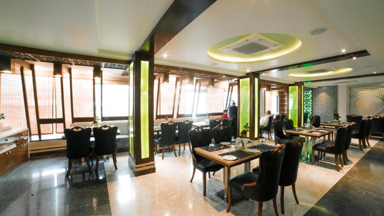 Costa Riviera Hotel Varanasi Esterno foto