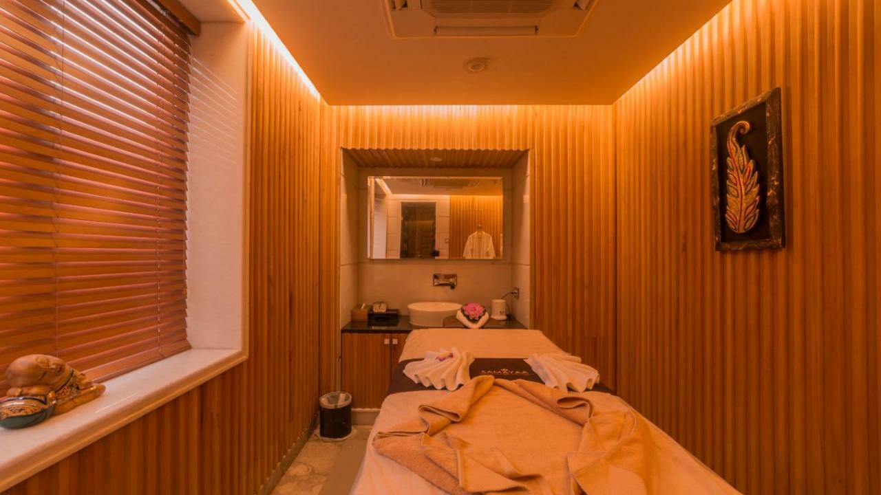 Costa Riviera Hotel Varanasi Esterno foto